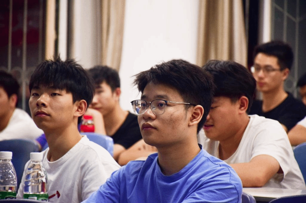 参与此次会议的人员述