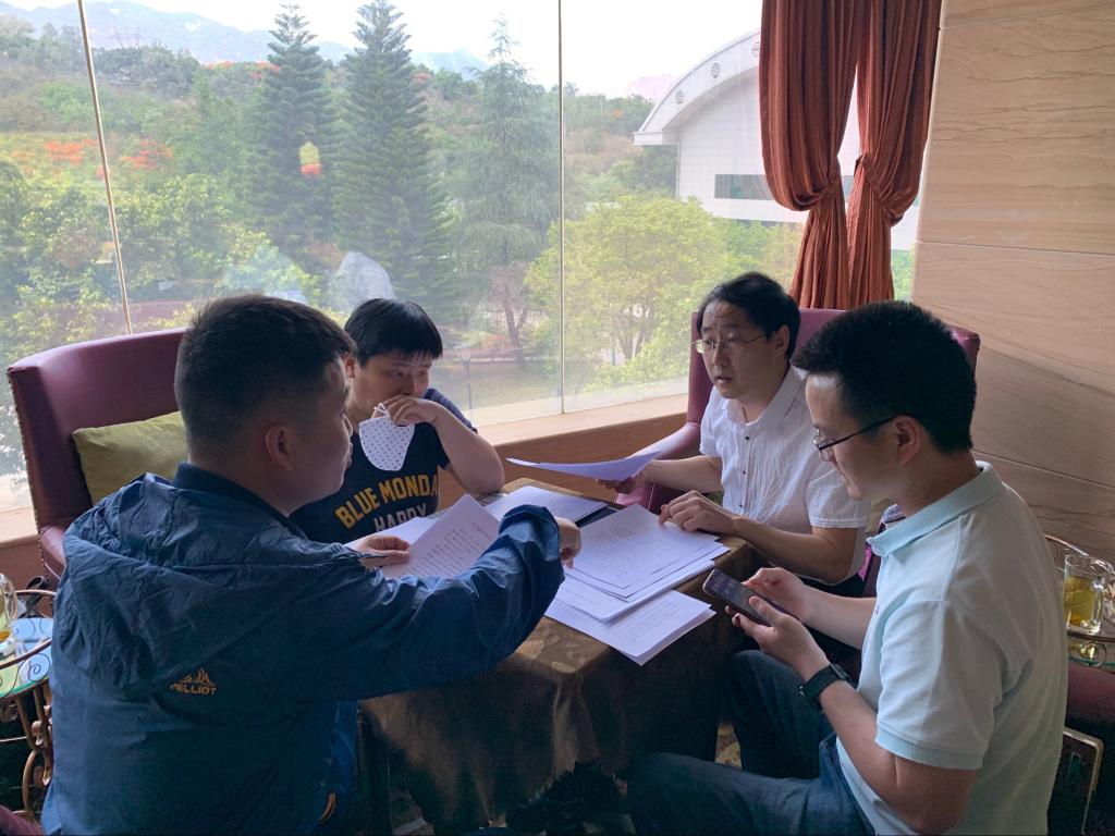 姚登平员工与公司领导、教师交谈
