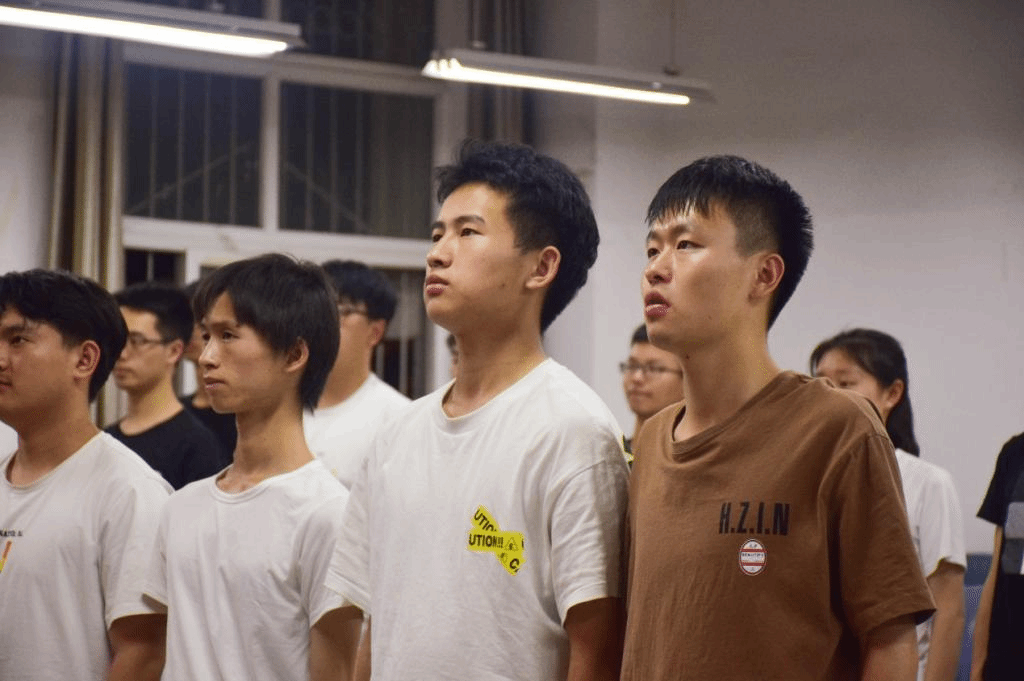 员工干部起立跟唱国歌