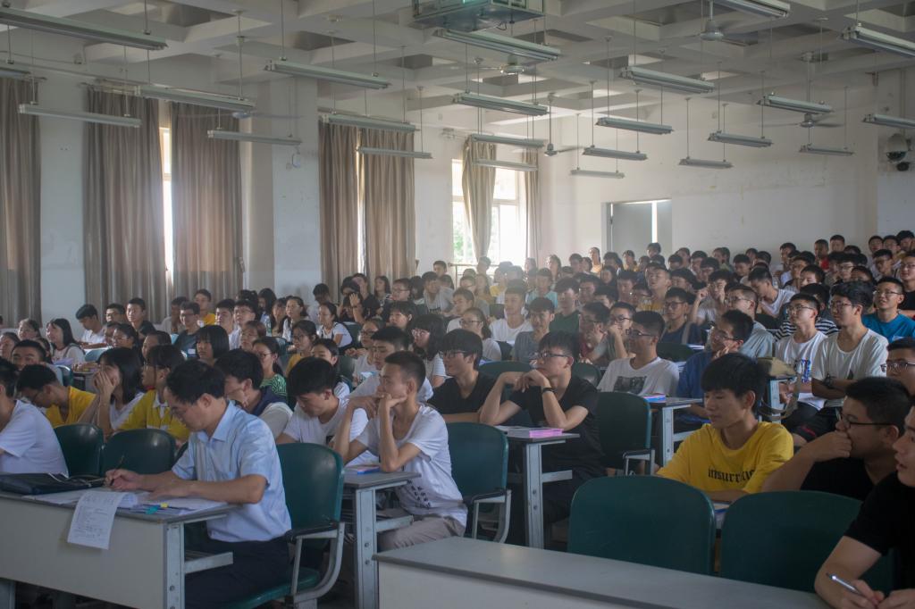 员工专题讲座现场