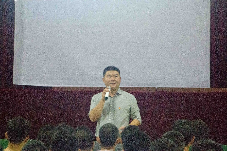 员工张宁给新生们讲解