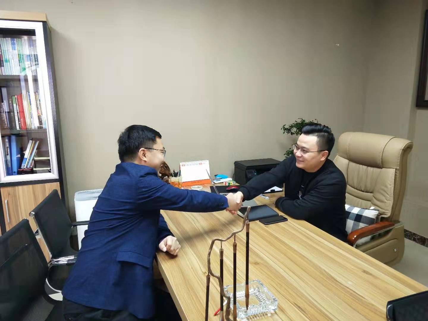 程江珂与员工姚虎交谈
