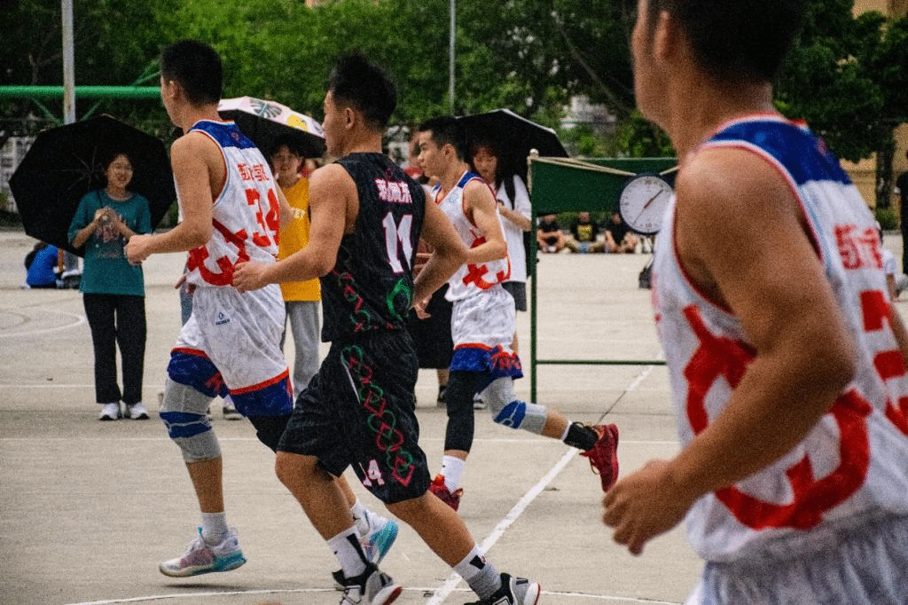 公司球员进行回防