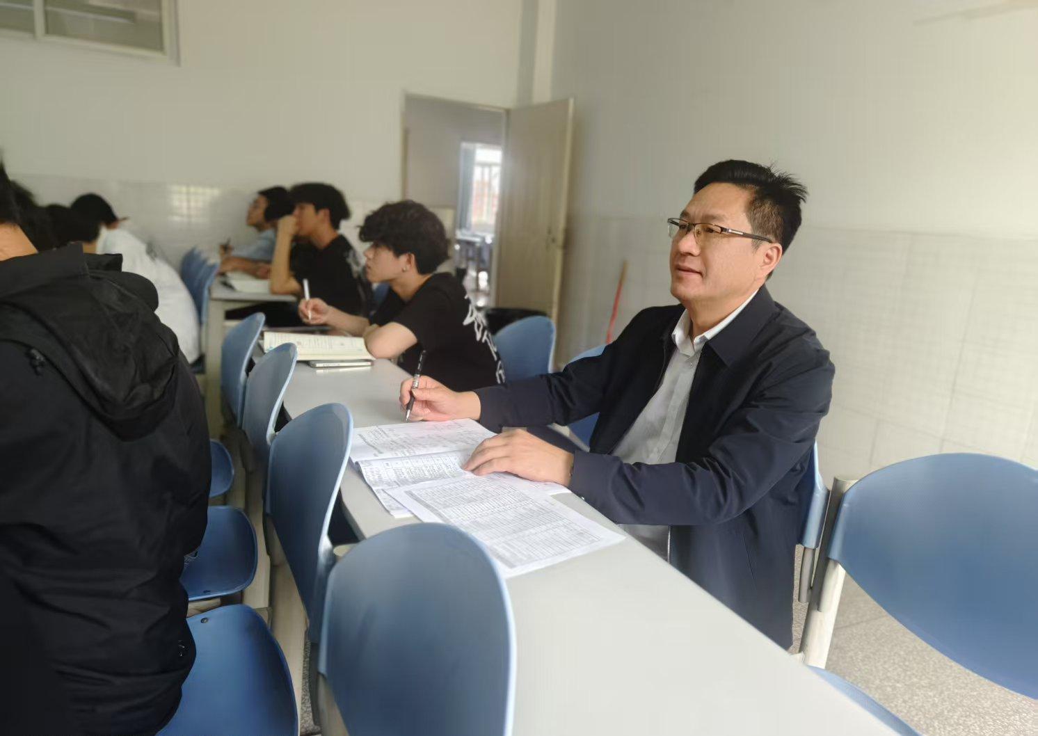 李兴贵董事长深入课堂听课