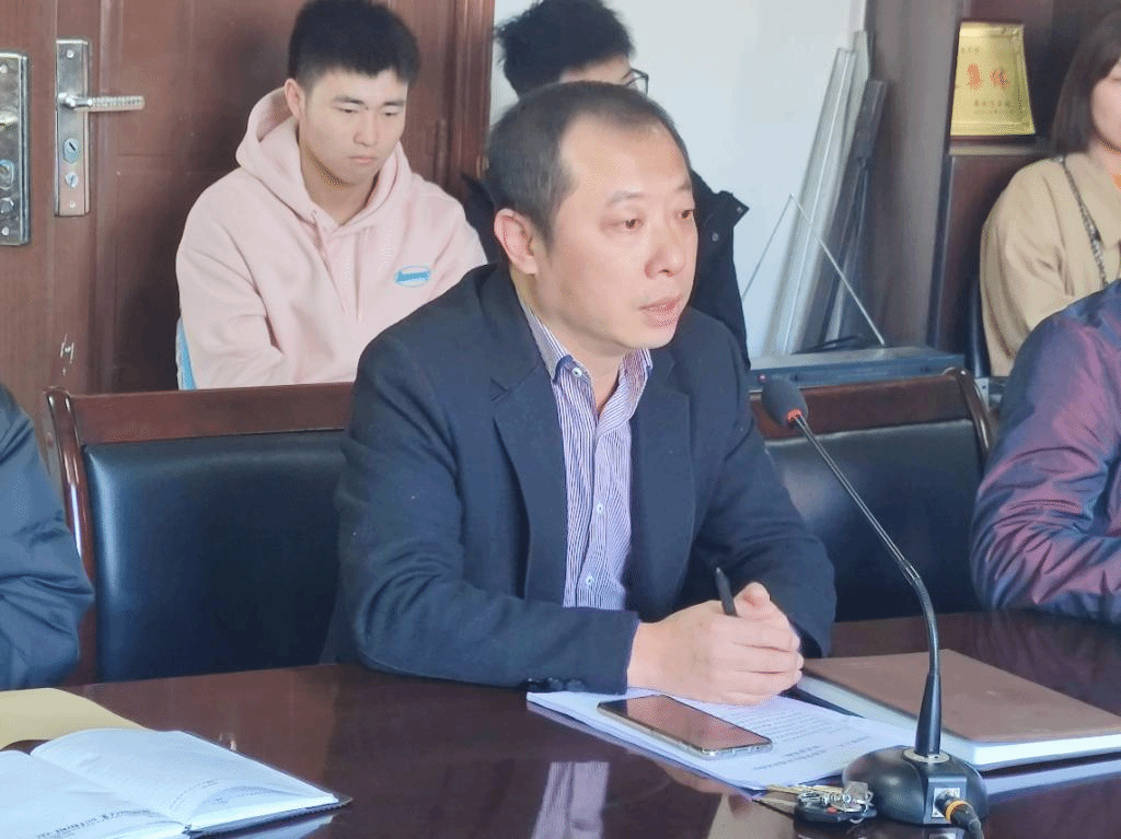 员工科科长兼分团委书记邓勇军