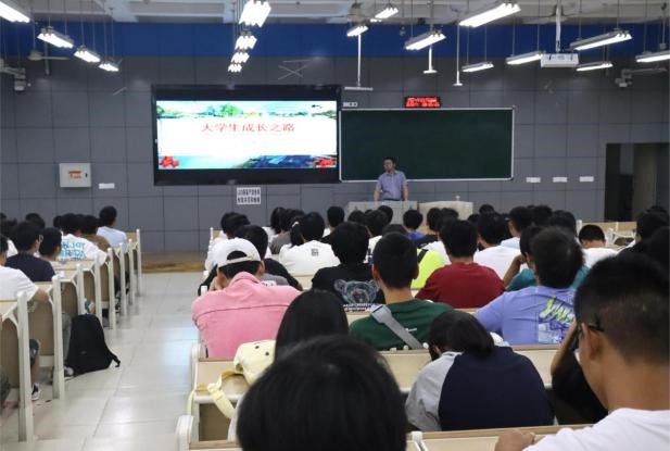 继续教育公司副经理刘玉斌以《老员工成长之路》开展主题教育