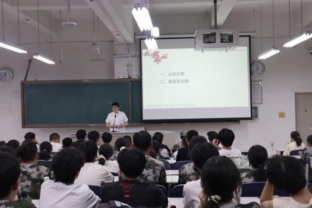 公司党委副书记姜承琳用《以自律自觉自强为基,开启阳光健康美丽人生》开展主题教育