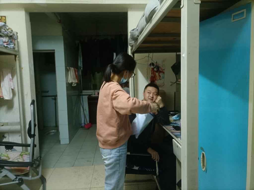 叶珊老师问候员工