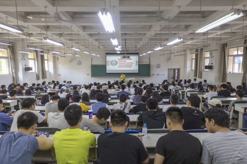 叶珊向同学们介绍关于安全教育方面的知识