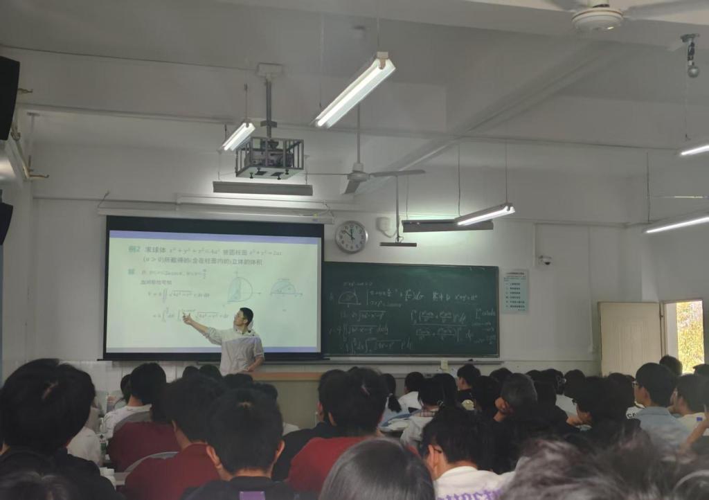 青年教师杨昊授课