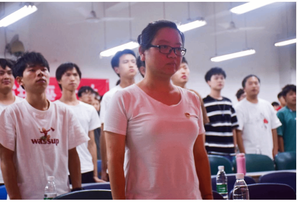 辅导员龚萍和员工干部起立跟唱国歌