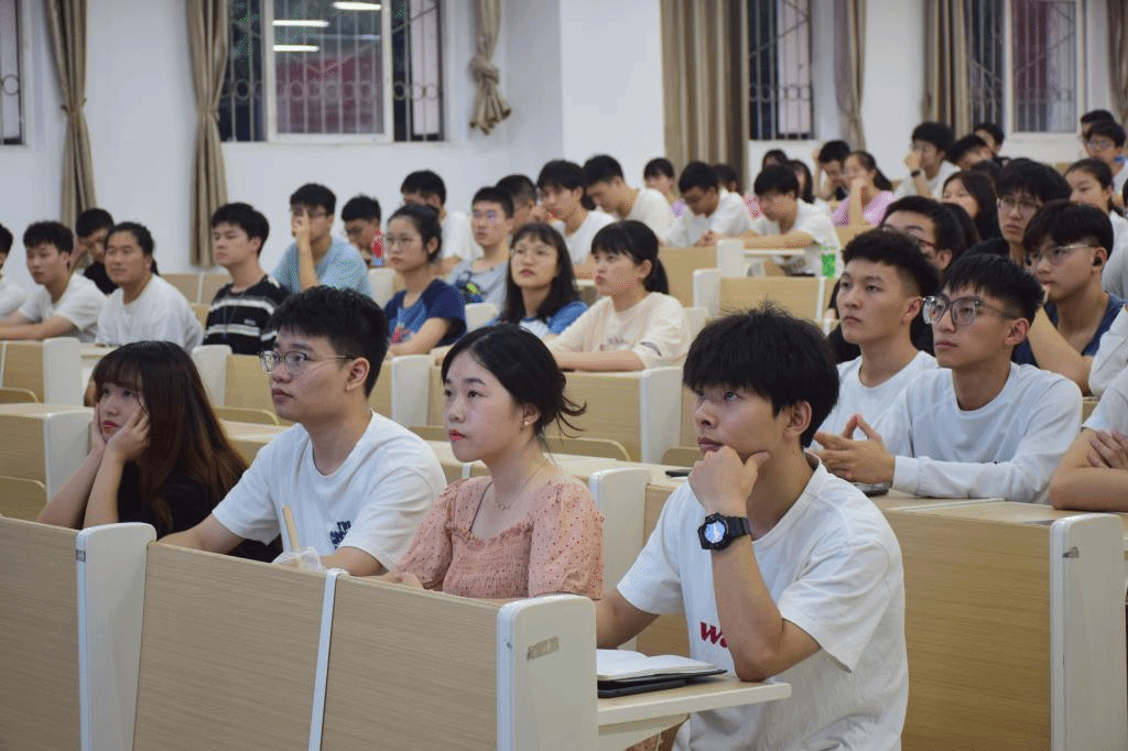 员工认真听讲