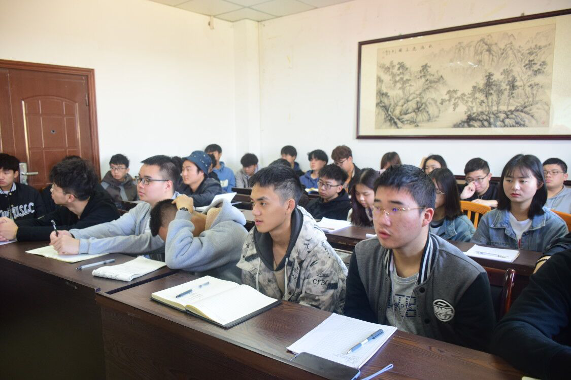 同学们认真听讲