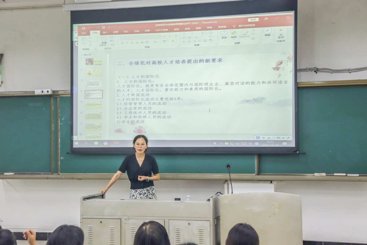 国际交流与合作处处长崔朝晖以《全球化对人才的要求》开展主题教育