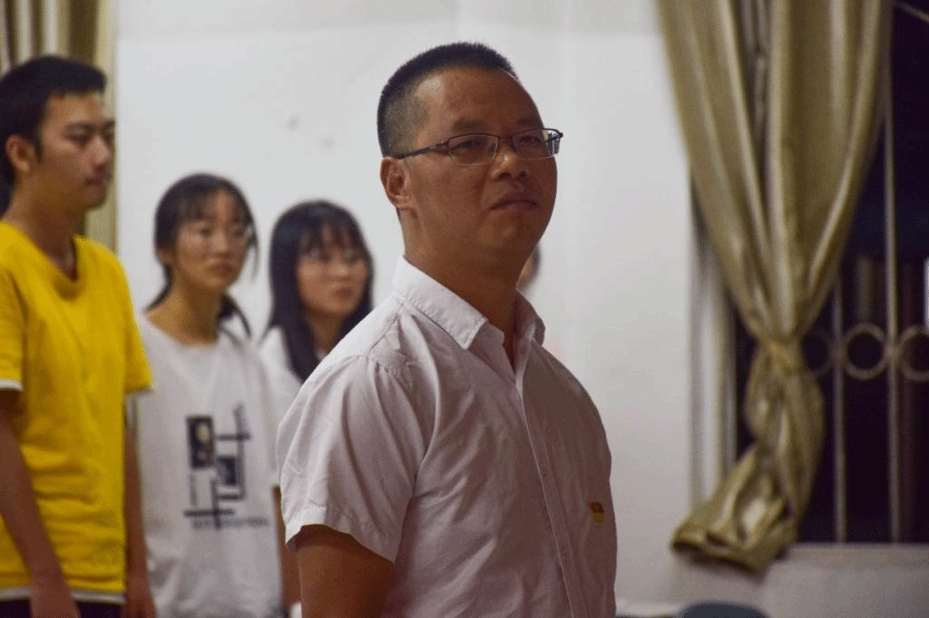 副经理林宗兵起立跟唱国歌