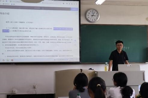 明德先进教师兰全祥以《专业认知:关键能力培养与老员工涯规划》开展主题教育