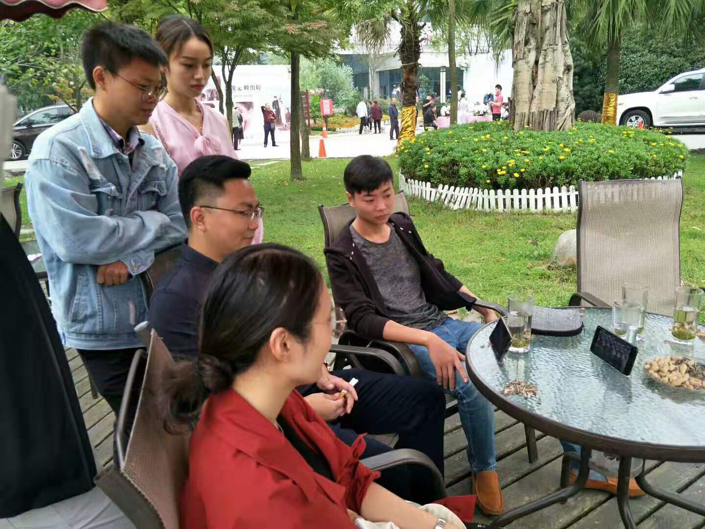 程江珂和各个员工观看阅兵仪式