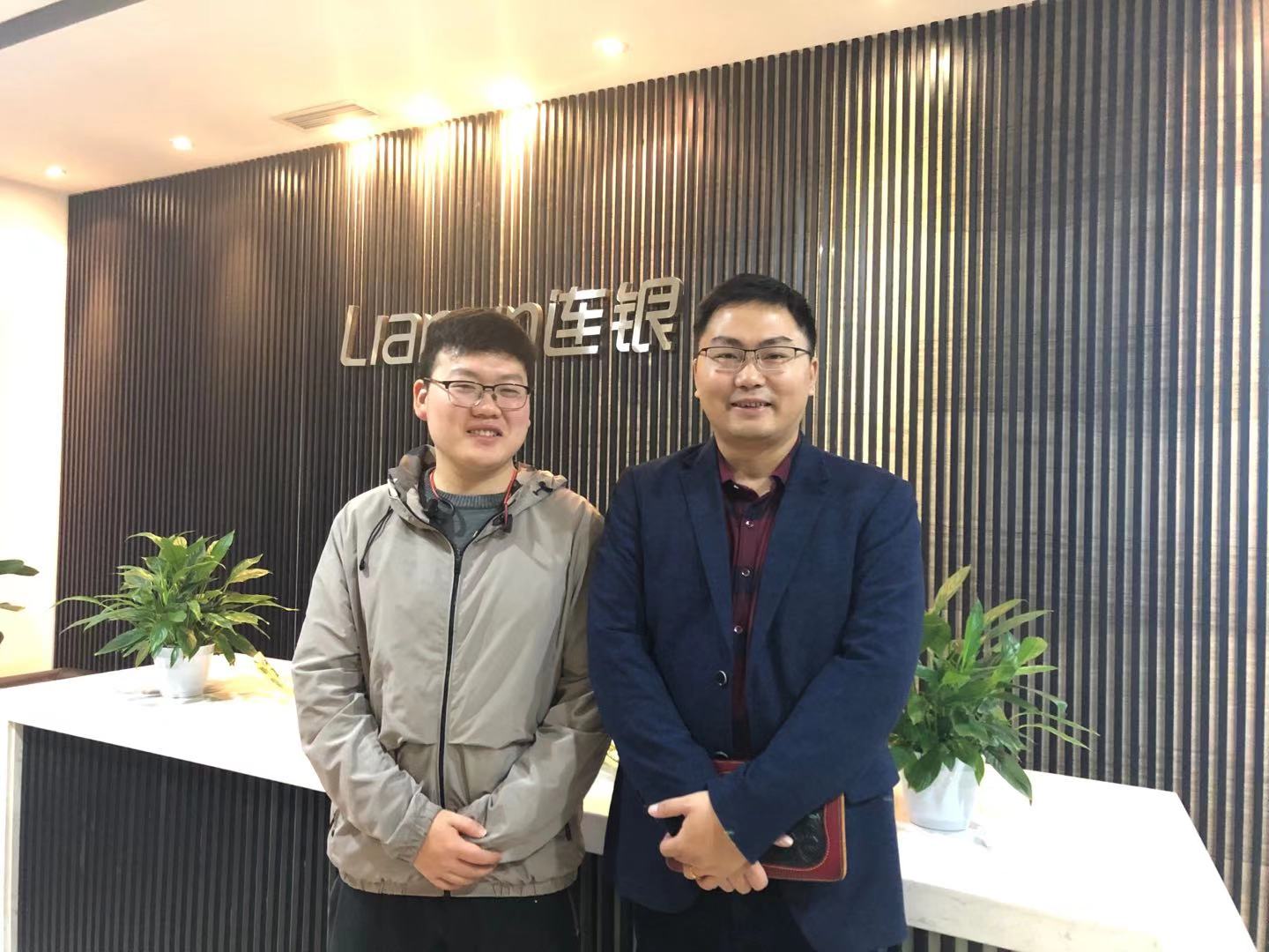 程江珂科长与员工夏凡合影留念