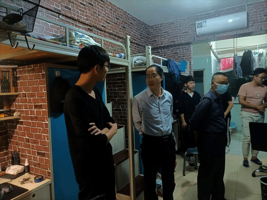 张清学书记问候员工