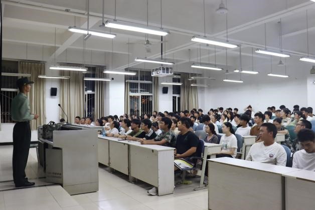 退伍员工代表刘洋、邓焰昌以《趁青春,报国去》开展主题教育
